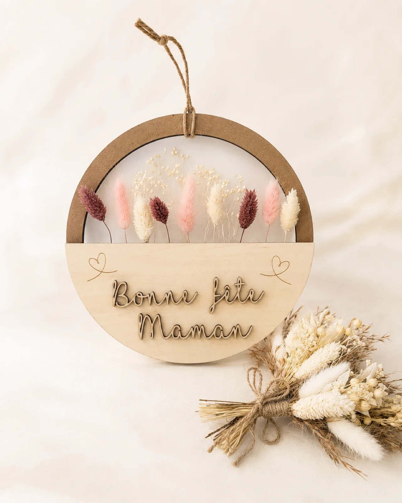 Cadre en bois garni de fleurs séchées, création personnalisée