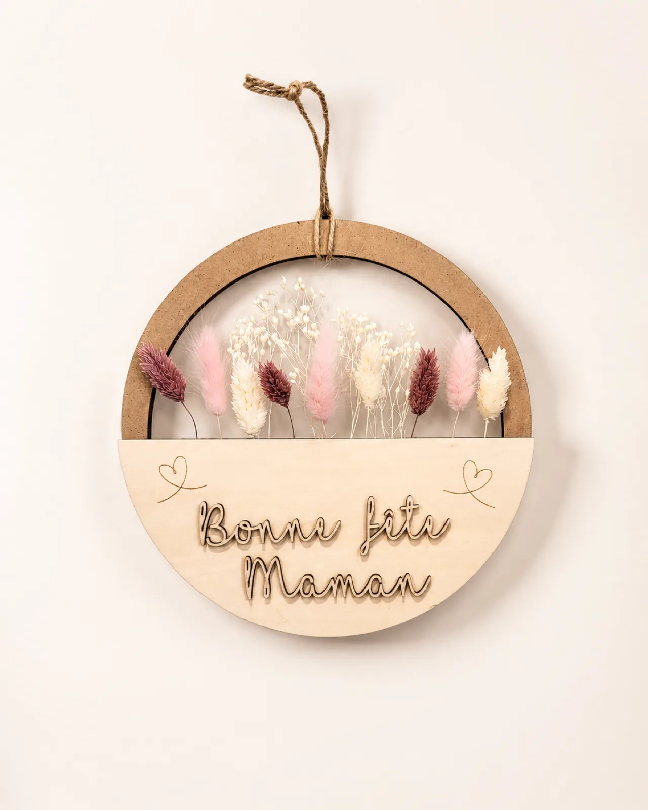 Cadre en bois garni de fleurs séchées aux teintes douces