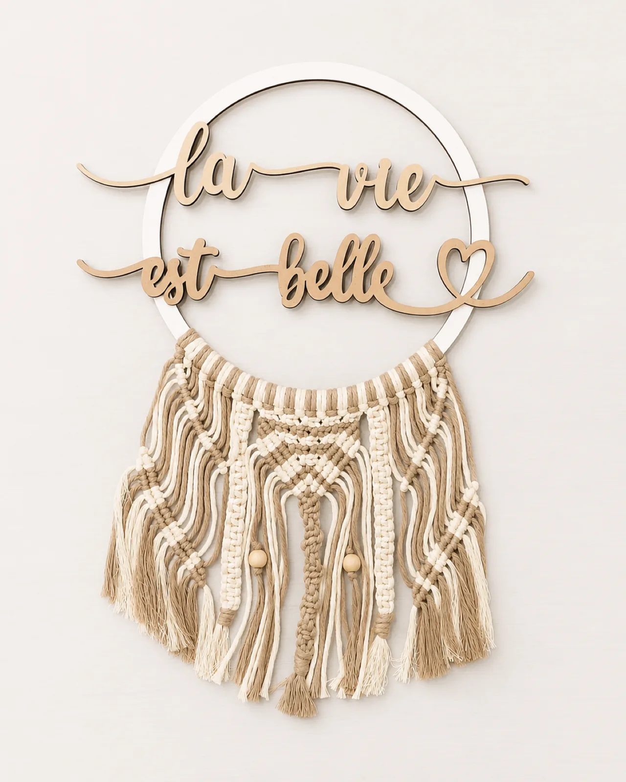 Suspension en bois découpé « la vie est belle » avec macramé beige et écru