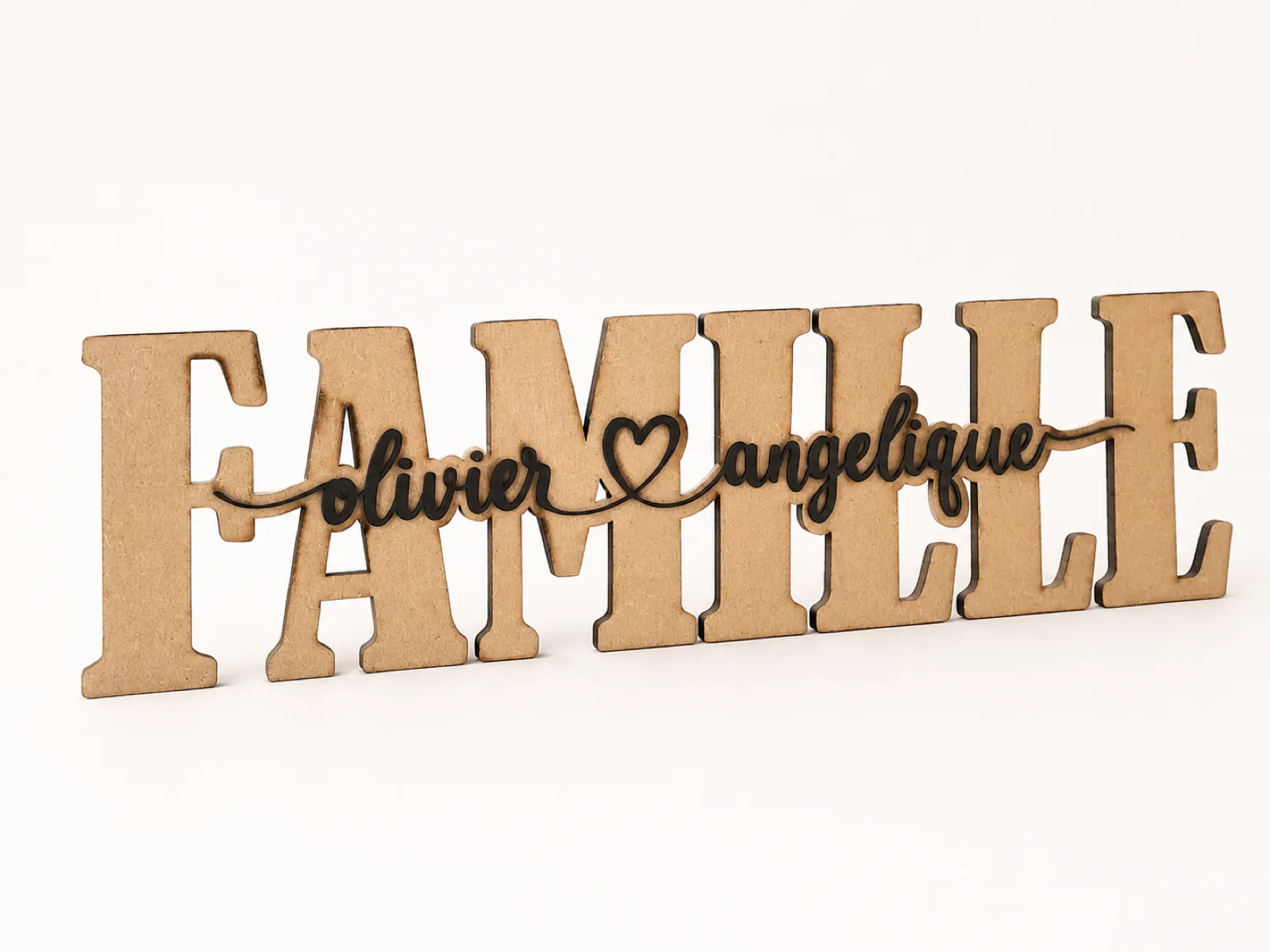 Mot FAMILLE en bois, prénoms Olivier et Angélique en écriture cursive