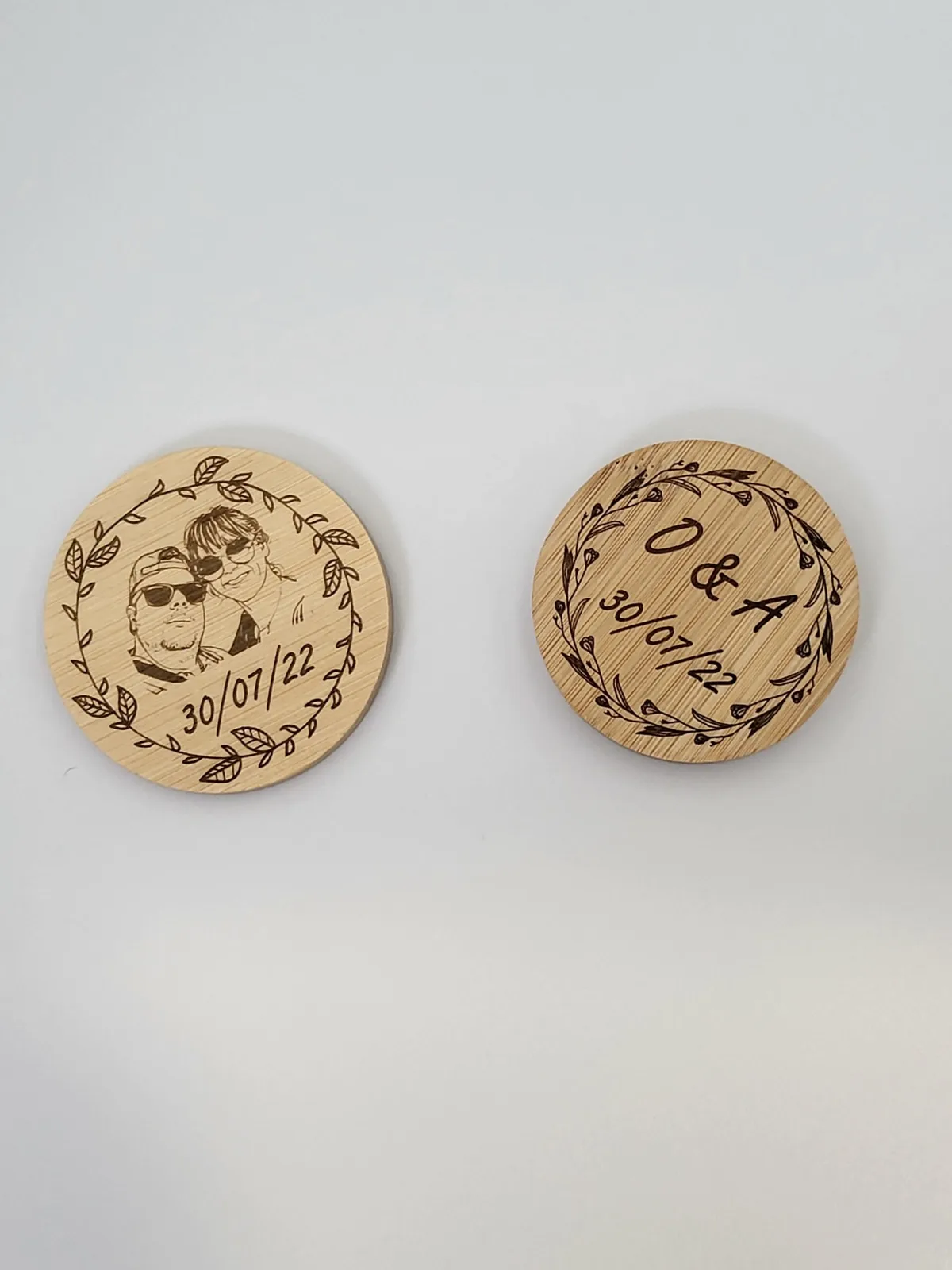 Deux magnets ronds en bambou gravés : portrait des mariés et initiales avec la date du 30/07/22